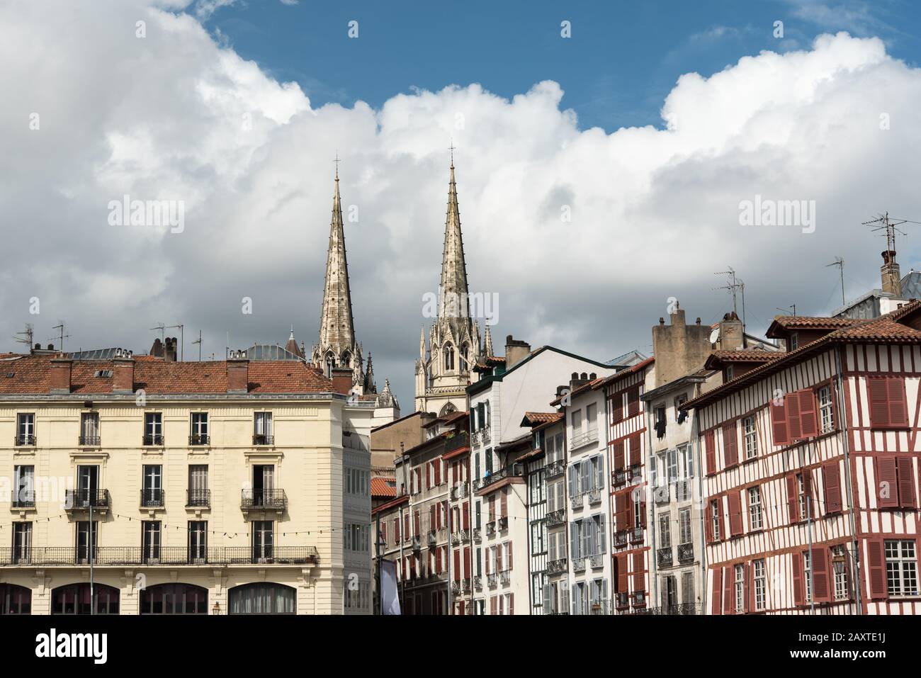 Vue sur la ville de Bayonne et les tours de la cathédrale Banque D'Images