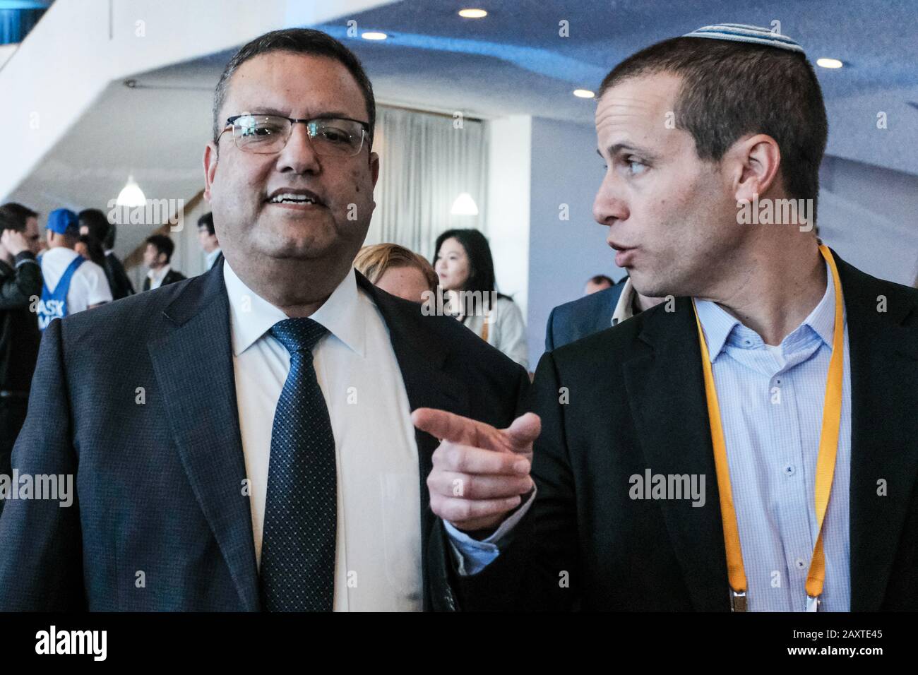 Jérusalem, Israël. 13 février 2020. Le maire de Jérusalem, MOSHE LION (avant gauche), visite le Sommet mondial des investisseurs OurCrowd 2020 au Centre international des congrès de Jérusalem. Le Sommet, avec plus de 23 000 personnes enregistrées dans 183 pays, est déclaré être le plus grand événement technologique au Moyen-Orient, le plus grand événement commercial de l'histoire d'Israël et le plus grand rassemblement de financement participatif au monde. OurCrowd a annoncé qu'il avait gagné plus DE 500 MILLIONS de dollars en nouveaux engagements de financement en 2019, investi dans 38 nouvelles sociétés de portefeuille et avait 8 sorties au cours de l'année. Crédit: Nir Alon/Alay Live News Banque D'Images