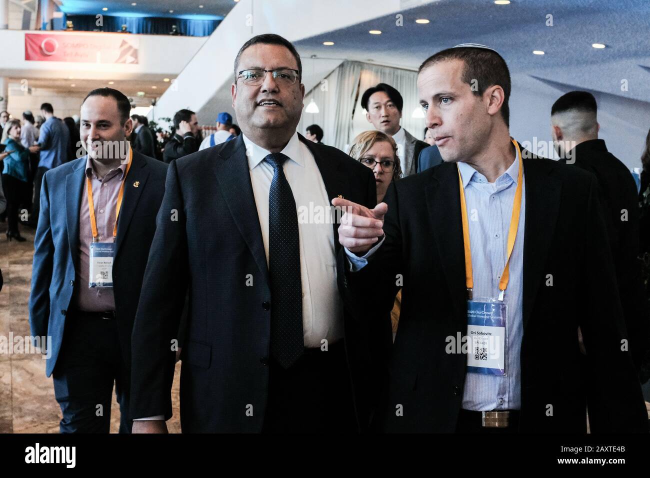 Jérusalem, Israël. 13 février 2020. Le maire de Jérusalem, MOSHE LION (avant gauche), visite le Sommet mondial des investisseurs OurCrowd 2020 au Centre international des congrès de Jérusalem. Le Sommet, avec plus de 23 000 personnes enregistrées dans 183 pays, est déclaré être le plus grand événement technologique au Moyen-Orient, le plus grand événement commercial de l'histoire d'Israël et le plus grand rassemblement de financement participatif au monde. OurCrowd a annoncé qu'il avait gagné plus DE 500 MILLIONS de dollars en nouveaux engagements de financement en 2019, investi dans 38 nouvelles sociétés de portefeuille et avait 8 sorties au cours de l'année. Crédit: Nir Alon/Alay Live News Banque D'Images