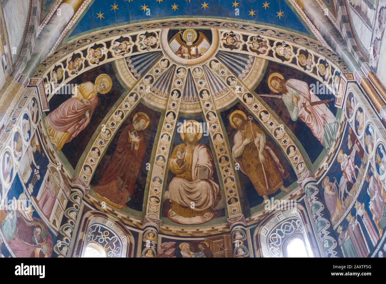 Italie, Lombardie, Côme : vue intérieure de la basilique Sant'Abbondio et de ses peintures murales Banque D'Images