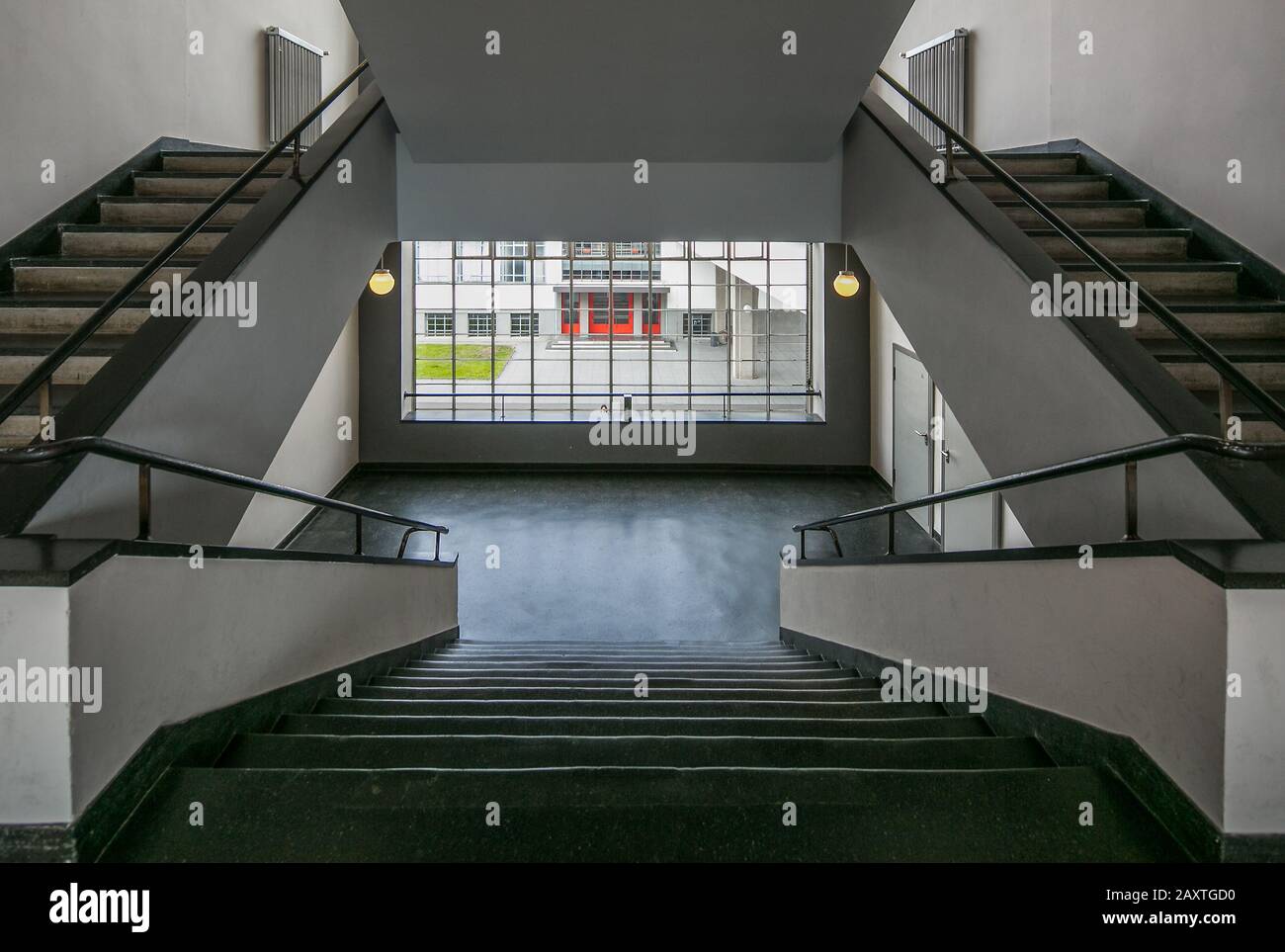 Dessau, Bauhaus, Walter Gropius 1925-26, Treppenhaus mit Durchblick zur ehem. Berufschule Banque D'Images