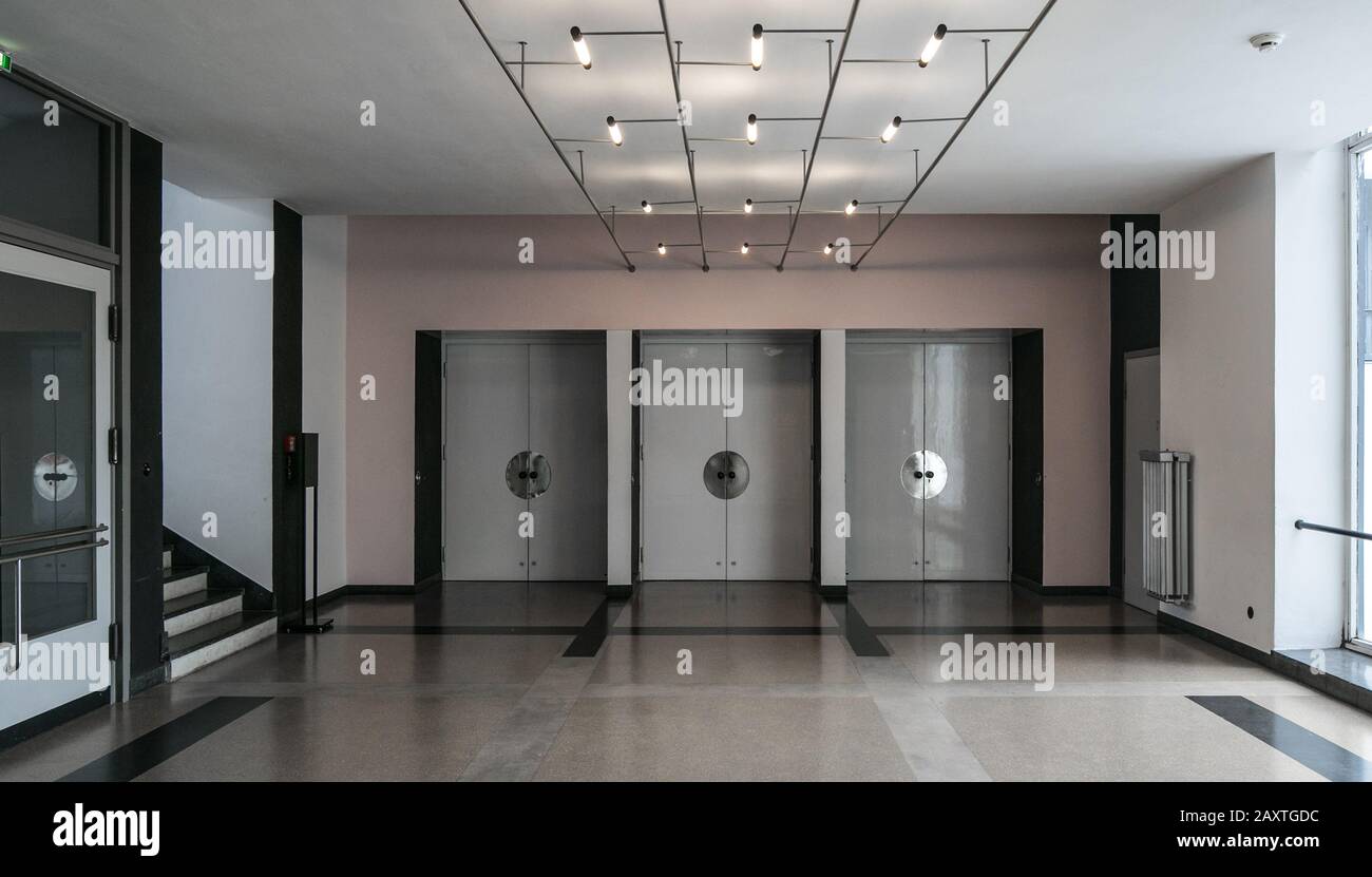 Dessau, Bauhaus, Walter Gropius 1925-26, unteres Vestibül mit Türen zur Aula Banque D'Images