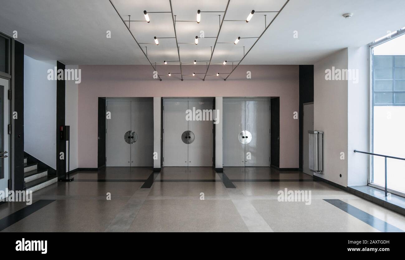 Dessau, Bauhaus, Walter Gropius 1925-26, unteres Vestibül mit Türen zur Aula Banque D'Images