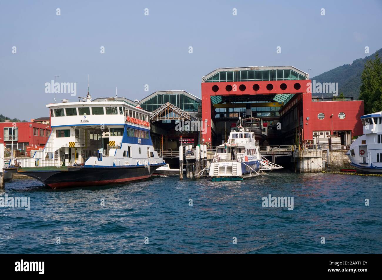 Italie, Lombardie, Tavernola : bateaux sur le lac de Côme, terminal de ferry et chantier naval Banque D'Images