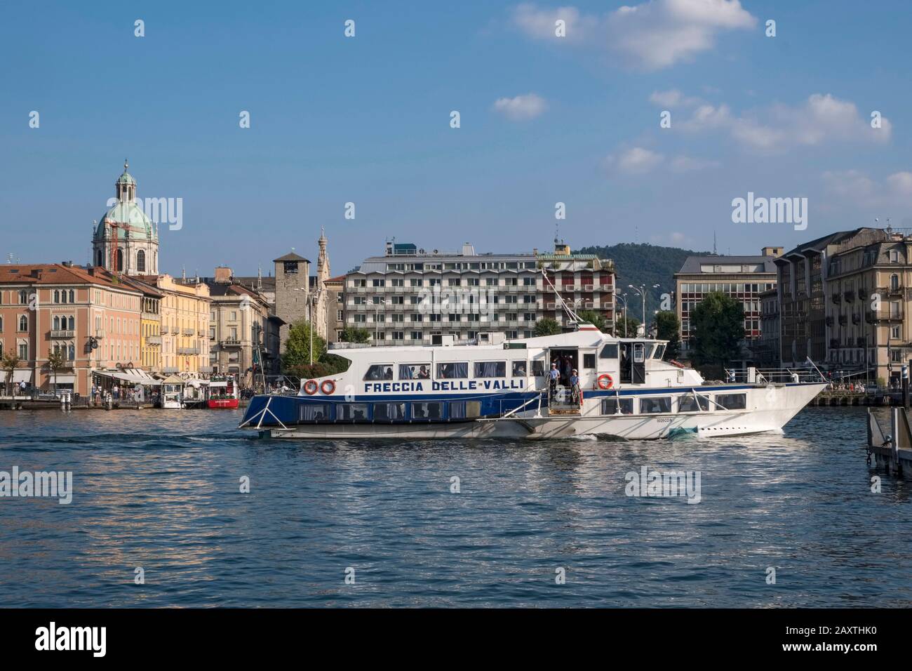 Italie, Lombardie, Côme: Freccia delle Valli ferry rapide sur le lac de Côme et la ville de Côme en arrière-plan Banque D'Images Italie, Lombardie, Côme: Freccia delle Valli ferry rapide sur le lac de Côme et la ville de Côme en arrière-plan Banque D'Images