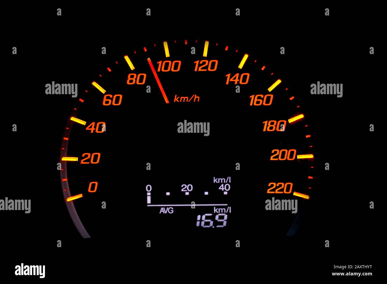 Gros plan sur le compteur de vitesse de la voiture avec l'aiguille pointant  à 90 km/h sur un fond noir Photo Stock - Alamy