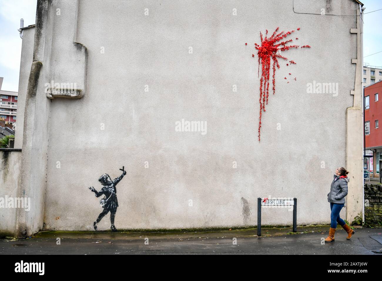 Une nouvelle œuvre d'art sur le côté d'une maison sur Marsh Lane, Barton Hill, Bristol, qui est considéré par l'artiste de rue Banksy. Le pochoir noir et blanc d'une fille avec un catapulte et la peinture splat, fait de roses et de fleurs en plastique, est dans le style de Banksy, mais doit encore être confirmé comme étant l'œuvre de l'artiste. Photo PA. Date De L'Image: Jeudi 13 Février 2020. Crédit photo devrait lire: Ben Birchall/PA Wire Banque D'Images