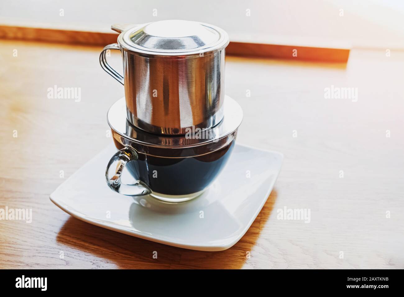 Café dans le style vietnamien sur table en bois Banque D'Images