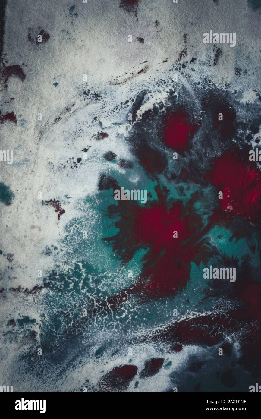 taches d'encre vert rouge foncé isolées sur une surface blanche abstraites Banque D'Images