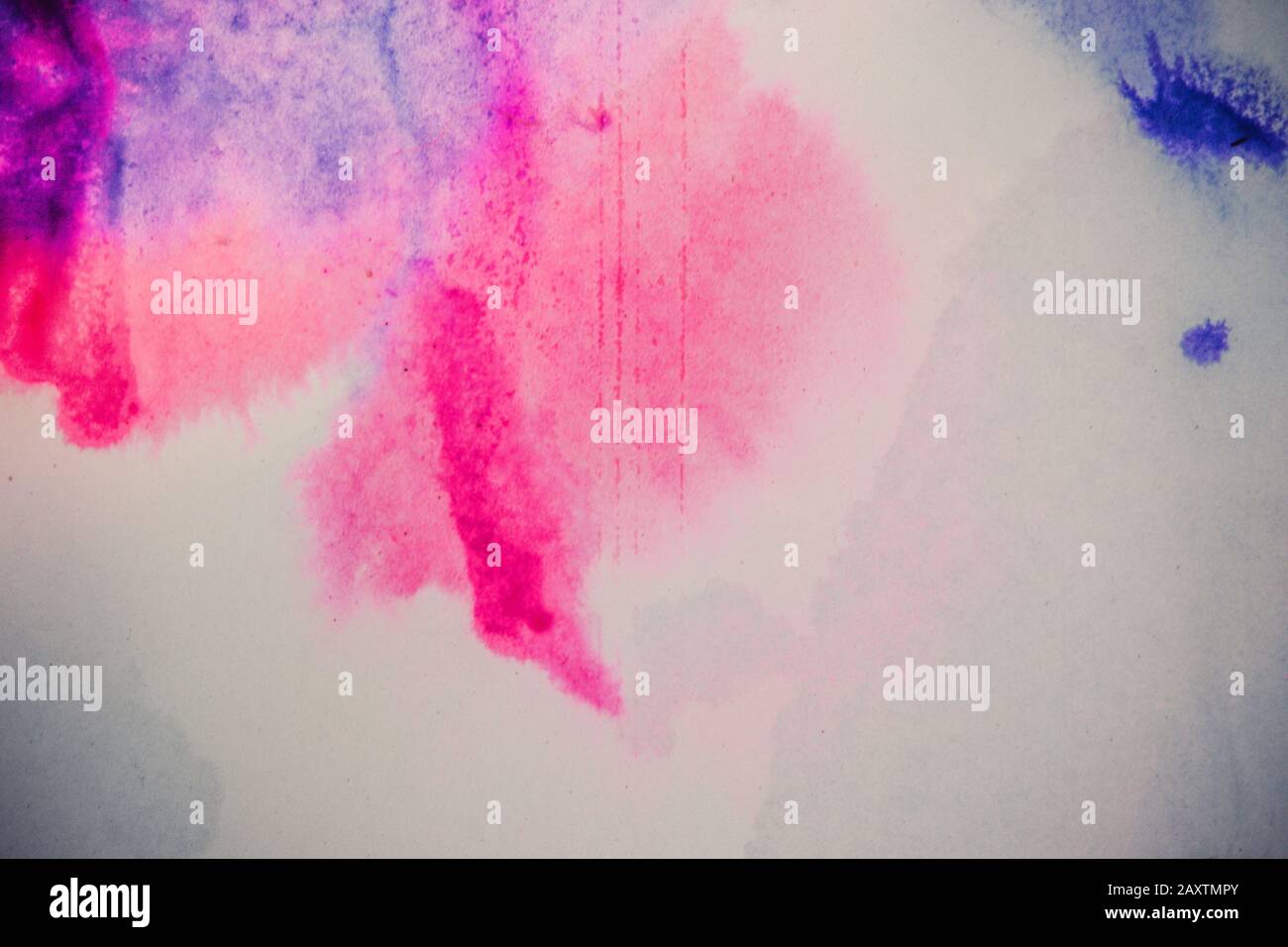 le point d'encre se répand sur du papier de couleur pourpre et rose Banque D'Images