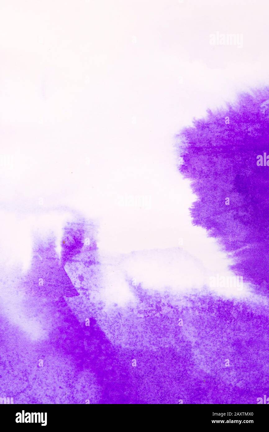 Encre bleue et rose sur le papier blanc transmise en gros plan. Le dessin de la figure ressemble au givre sur la fenêtre, flocon de neige Banque D'Images