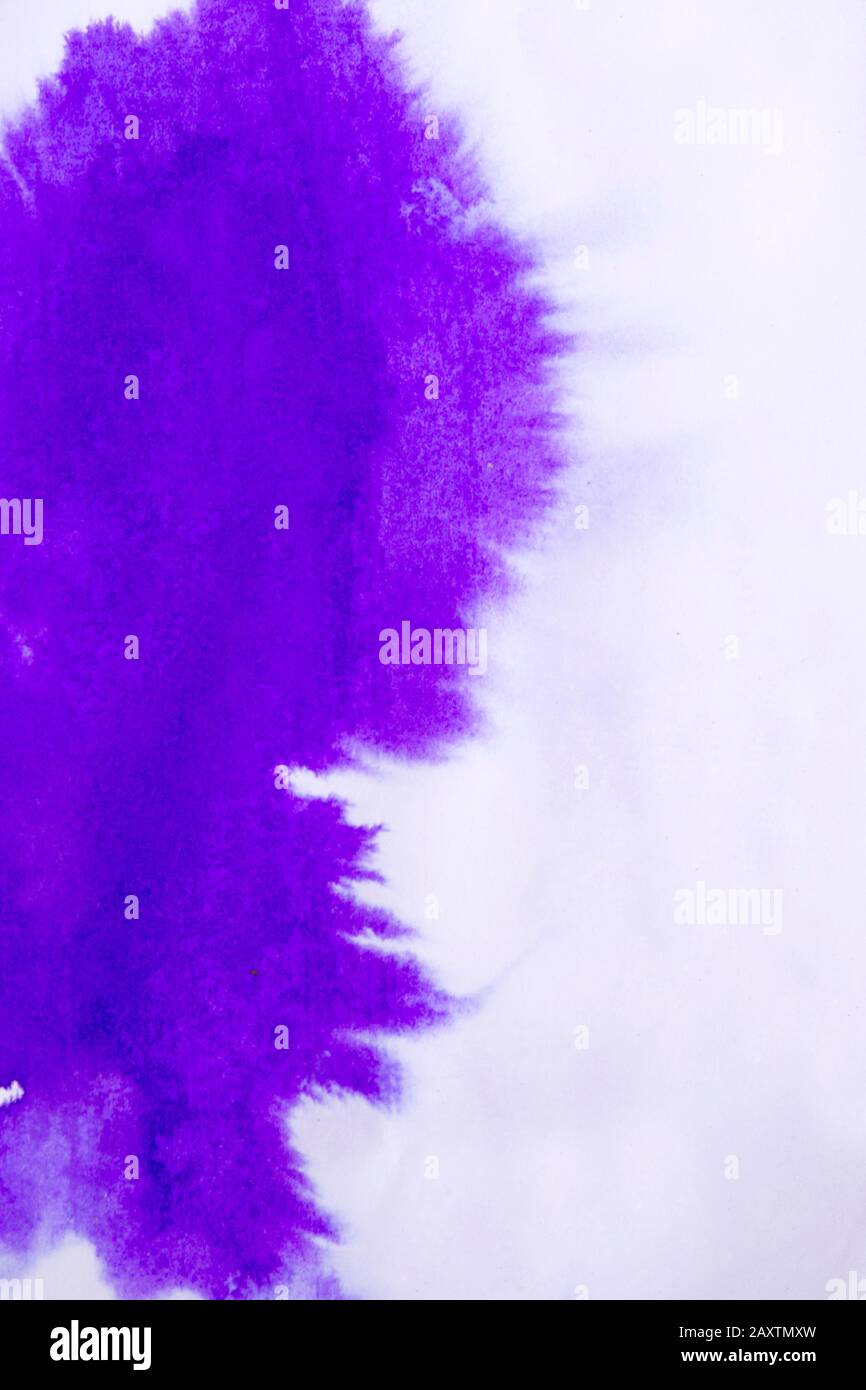 Encre bleue et rose sur le papier blanc transmise en gros plan. Le dessin de la figure ressemble au givre sur la fenêtre, flocon de neige Banque D'Images