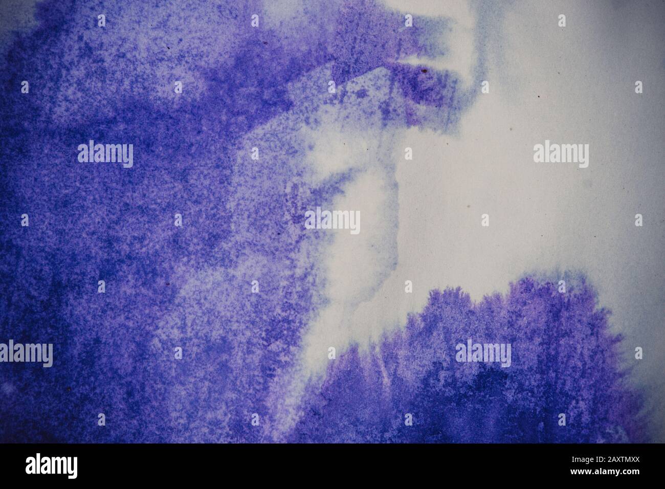 Encre bleue et rose sur le papier blanc transmise en gros plan. Le dessin de la figure ressemble au givre sur la fenêtre, flocon de neige Banque D'Images