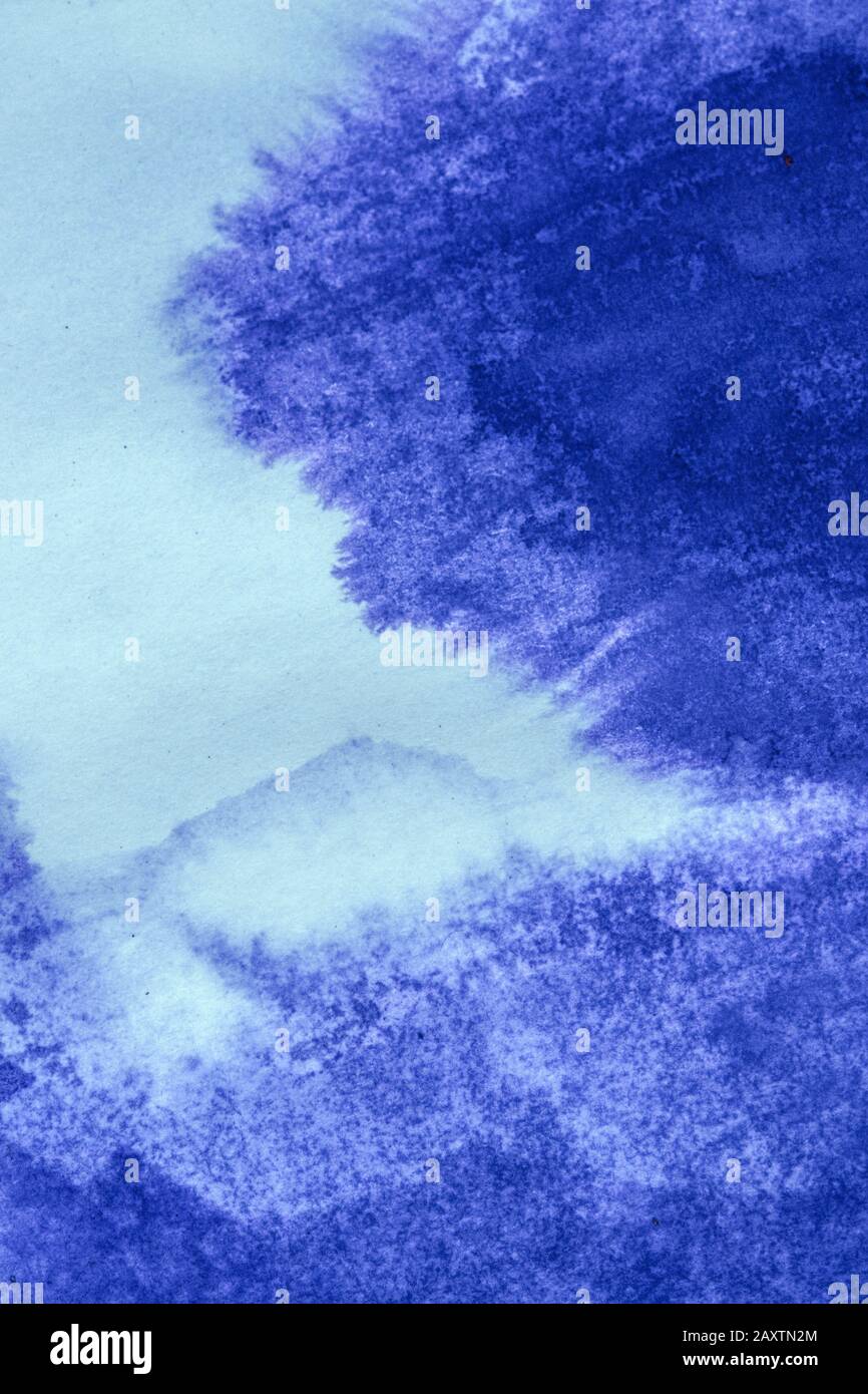 le point d'encre se répand sur le papier de couleur bleue Banque D'Images