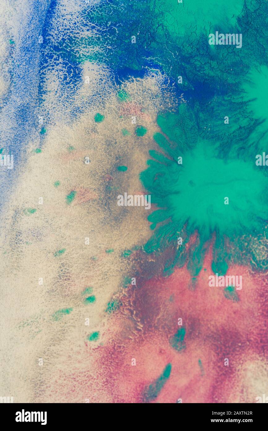 Mélange de peintures de différentes couleurs sur un papier blanc. Fond coloré abstrait, base Banque D'Images