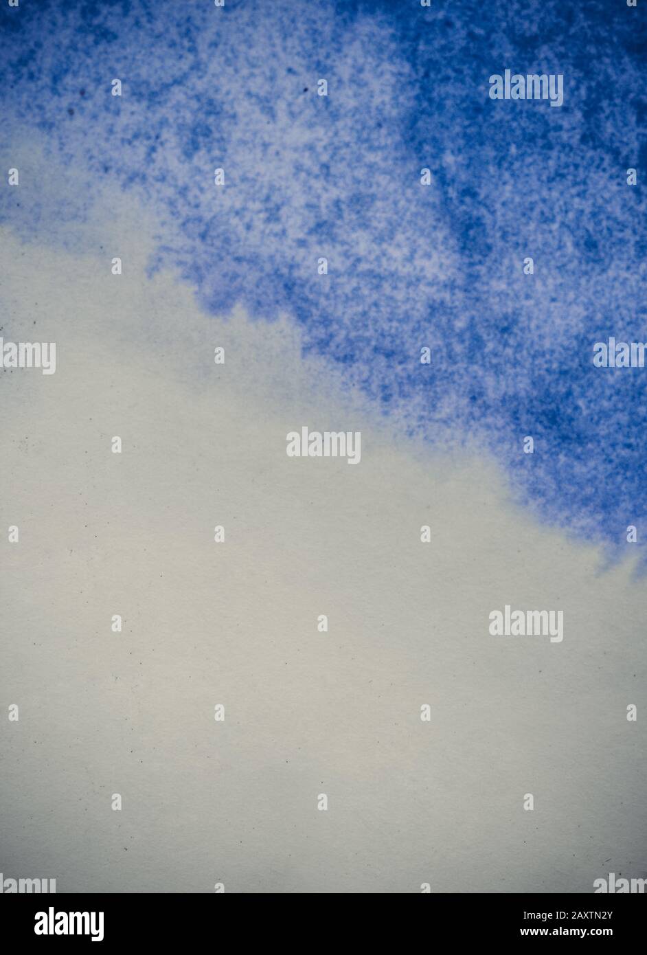 le point d'encre se répand sur le papier de couleur bleue Banque D'Images