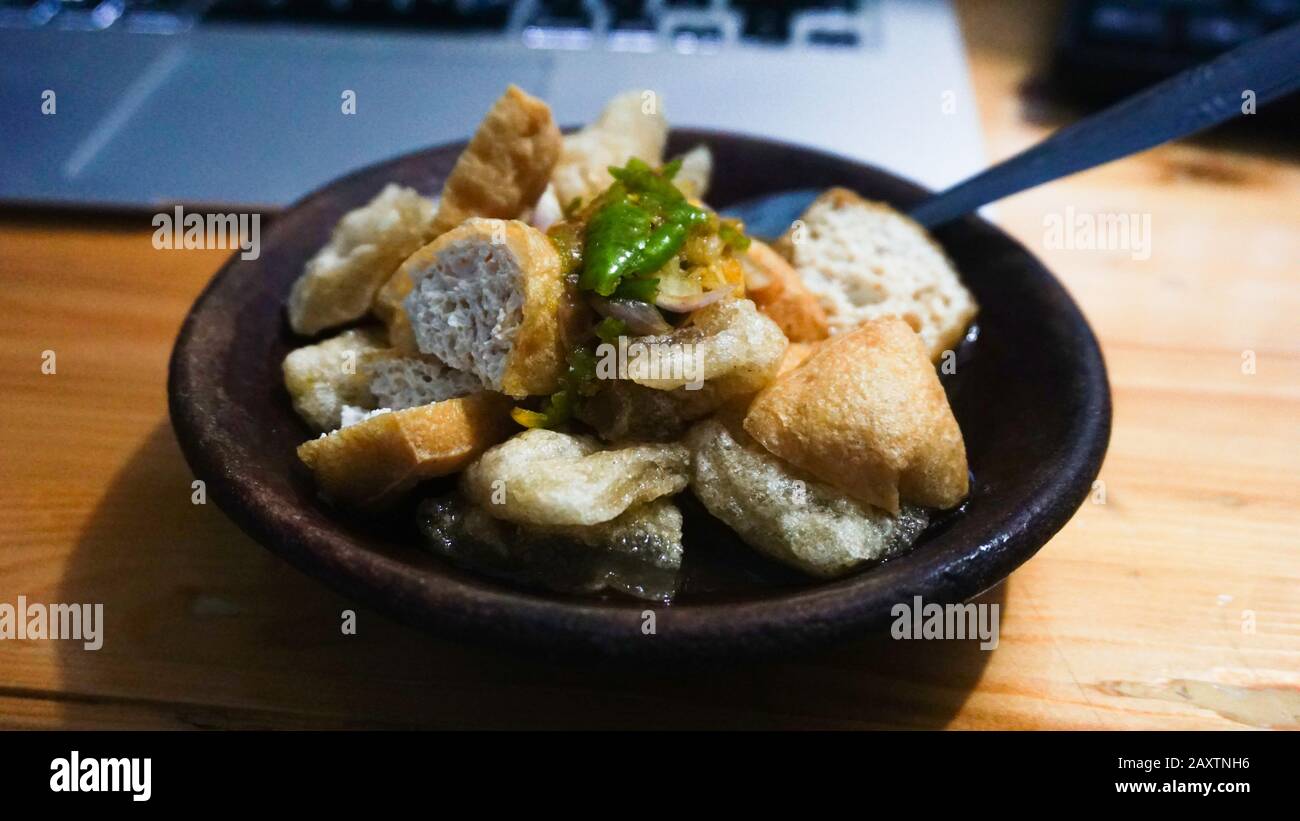 La cuisine traditionnelle indonésienne Tahu Gejot est un tofu mélangé avec des Chili et Des Sagou verts Banque D'Images