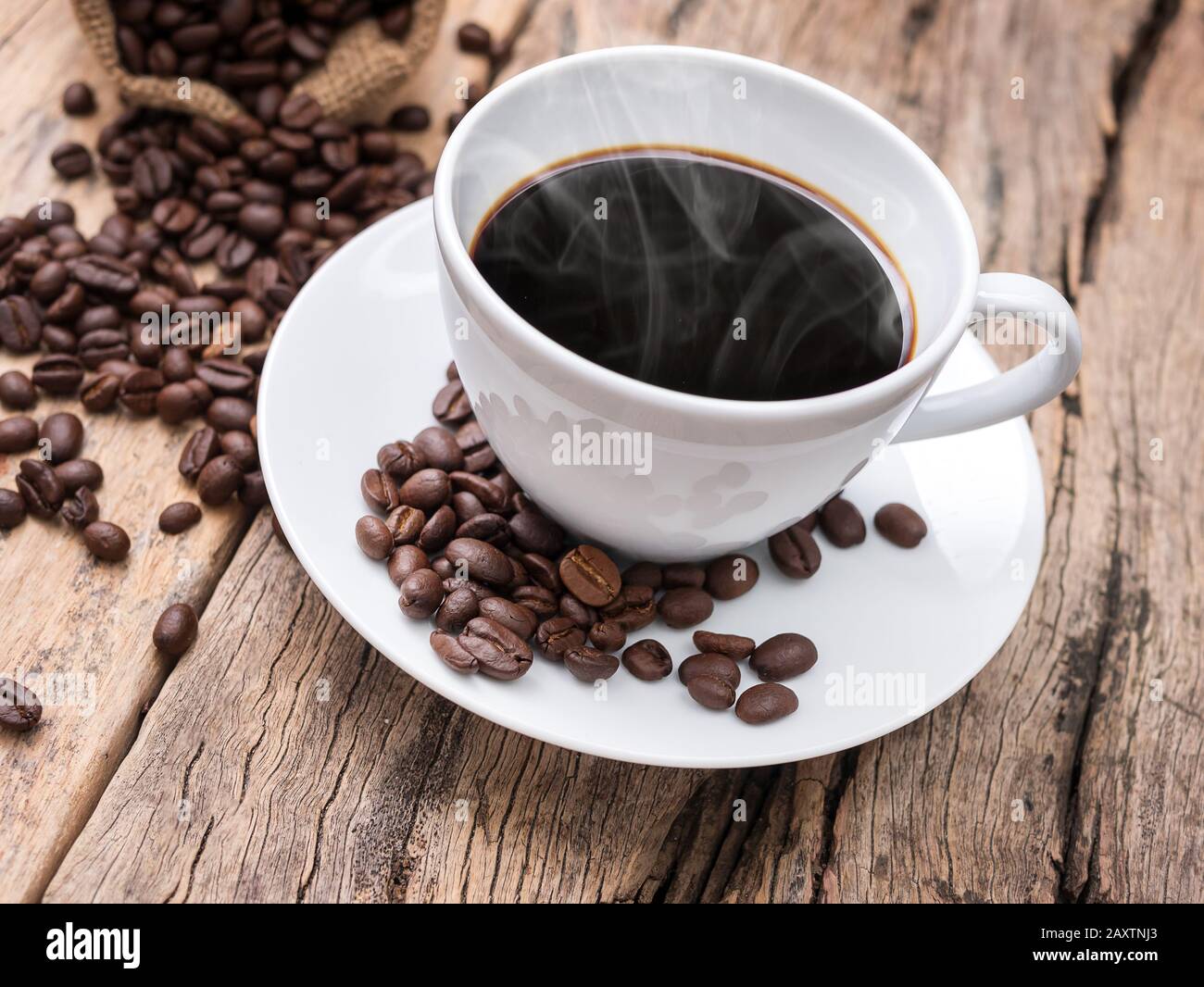 tasse à café chaude avec grain de café sur table en bois. fond de café pour café ou café-restaurant Banque D'Images