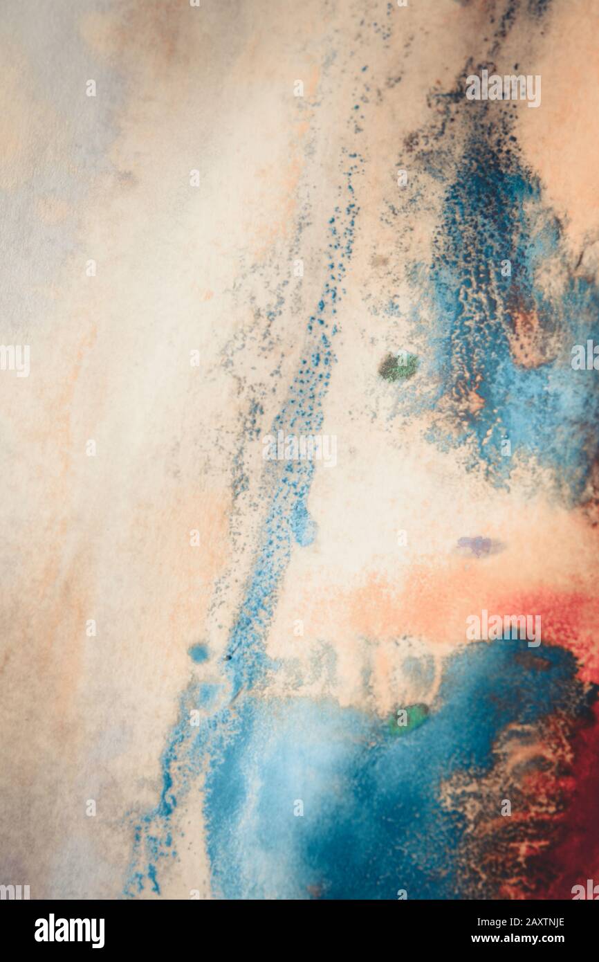 Mélange de peintures de différentes couleurs sur un papier blanc. Fond coloré abstrait, base Banque D'Images