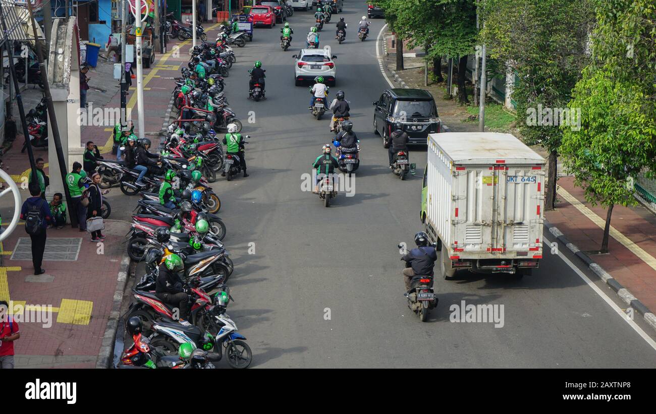 Taxi moto en ligne devant la gare de Palmerah, Jakarta Sud, Indonésie le 8 février 2020 Banque D'Images