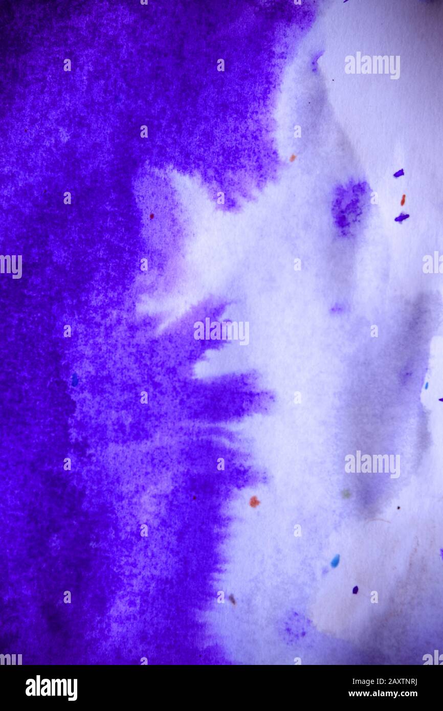 taches d'encre violette abstraite avec traînées sur le papier humide blanc Banque D'Images