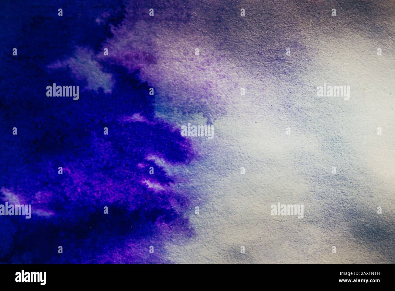 le point d'encre se répand sur le papier de couleur bleue Banque D'Images