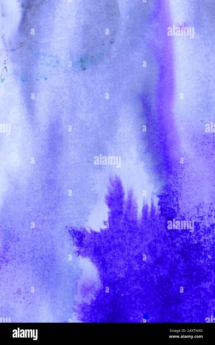 taches d'encre violette abstraite avec traînées sur le papier humide blanc Banque D'Images