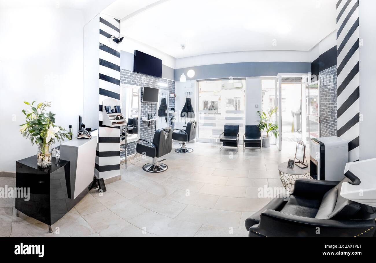 Réception dans un salon de beauté avec bureau, usine et bannières. Intérieur du salon de coiffure. Banque D'Images