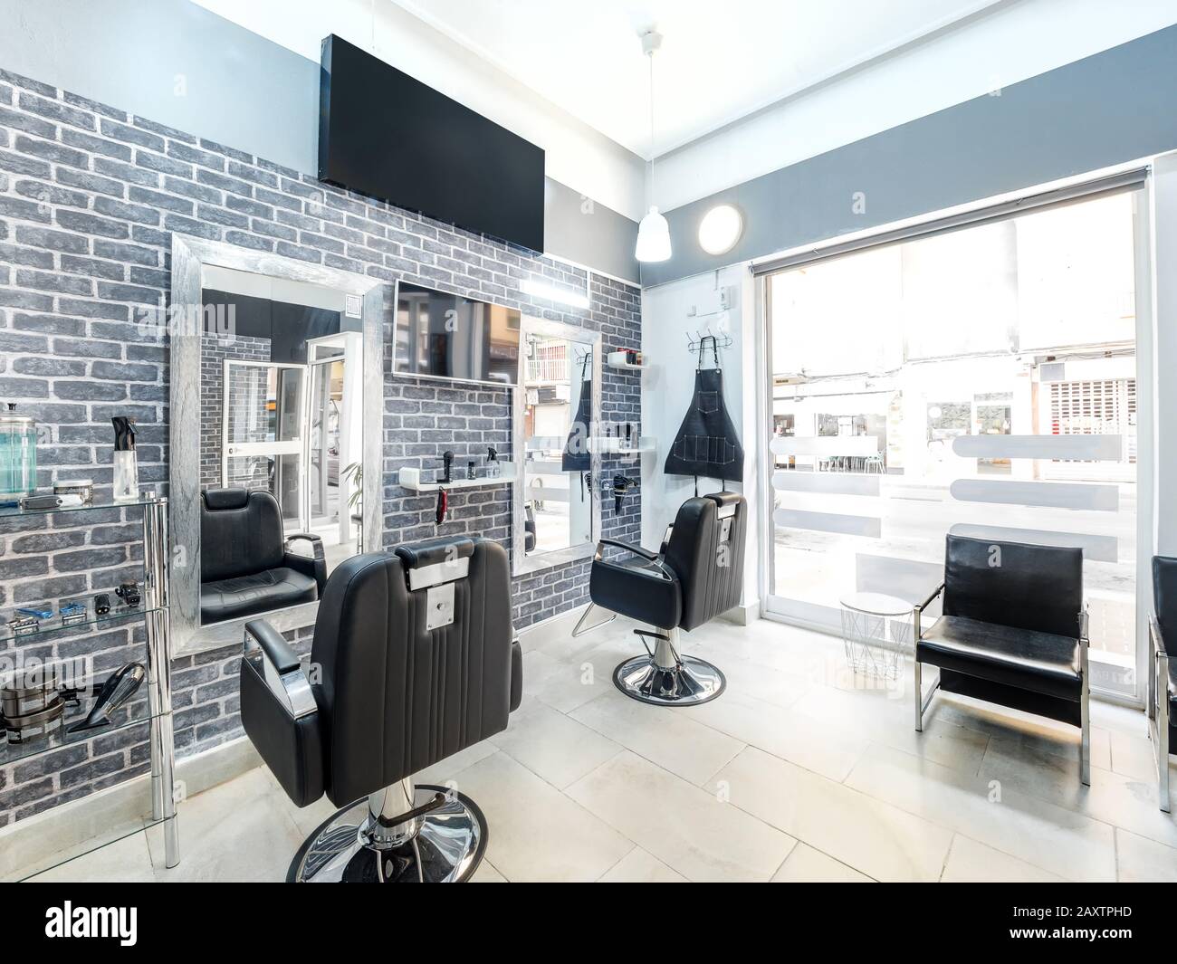Salon De Beaute Moderne Et Lumineux Salon De Coiffure Interieur D Affaires Avec Un Look Industriel Minimaliste Decoration Noire Et Blanche Avec Miroirs Chaises Ecran De Television Et M Photo Stock Alamy