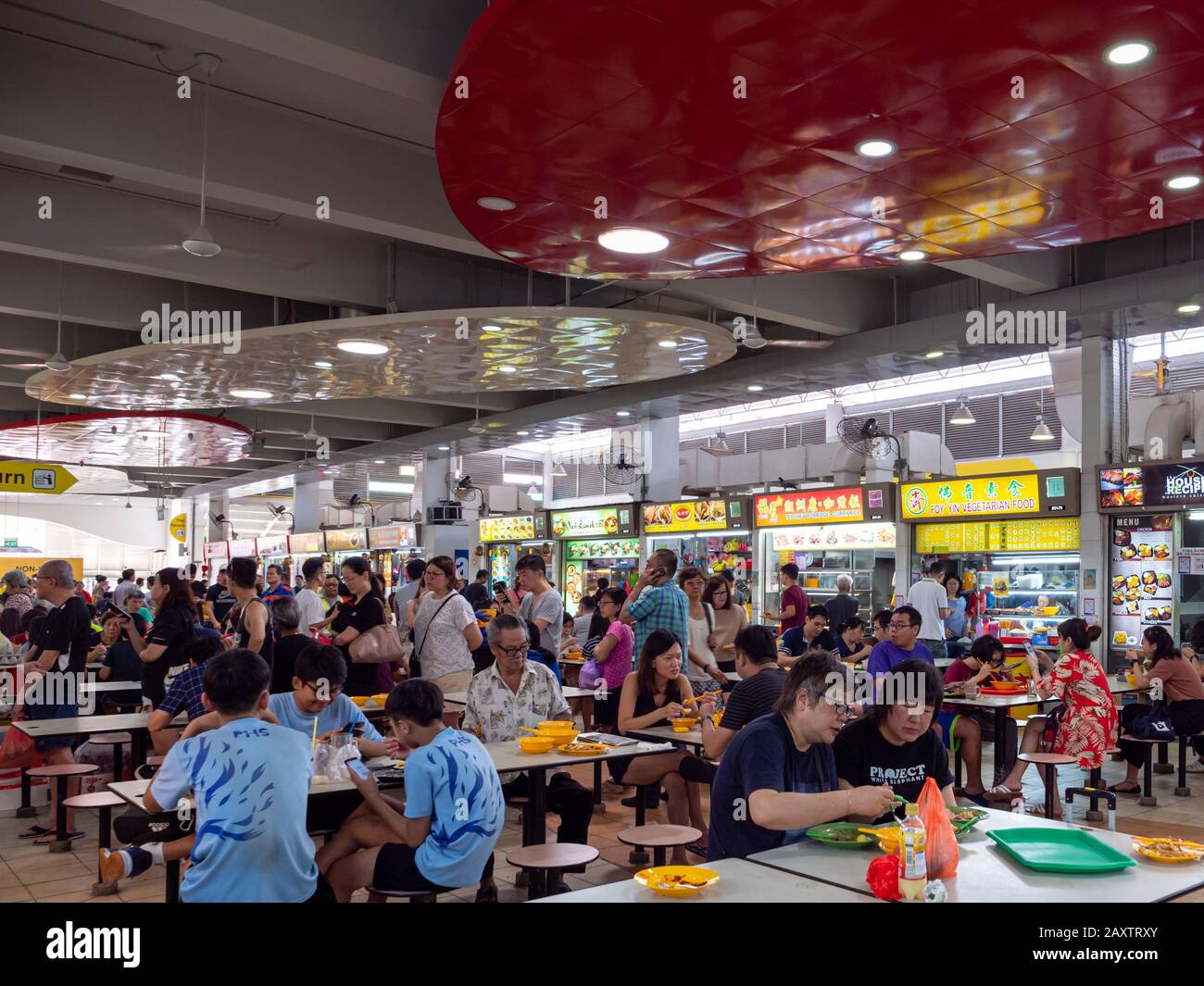 Singapour – 4 JANVIER 2020 – les convives chinois asiatiques qui dînaient et se socialisent dans un centre de faucons en libre-service bondé à Ang Mo Kio, Singapour, Southeas Banque D'Images