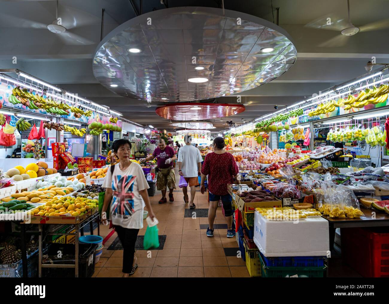 Singapour – 4 JANVIER 2020 – un client passe devant un stand de fruits sur le marché humide Ang Mo Kio à Singapour, en Asie du Sud-est. Fruits tropicaux et épicerie Banque D'Images