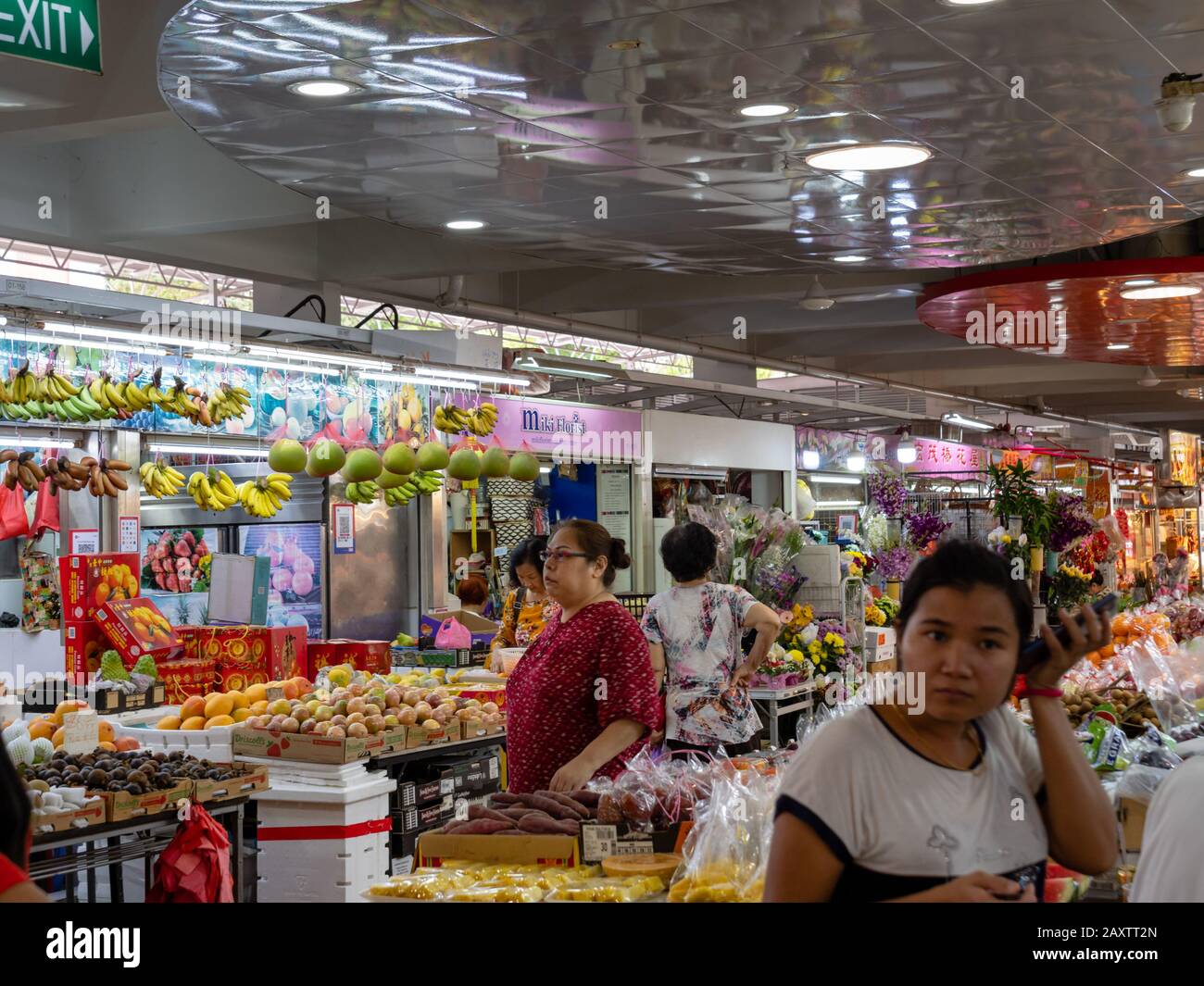 Singapour – 4 JANVIER 2020 – un étalage de fruits sur le marché humide Ang Mo Kio à Singapour, en Asie du Sud-est. Des fruits tropicaux et des articles d'épicerie sont exposés Banque D'Images