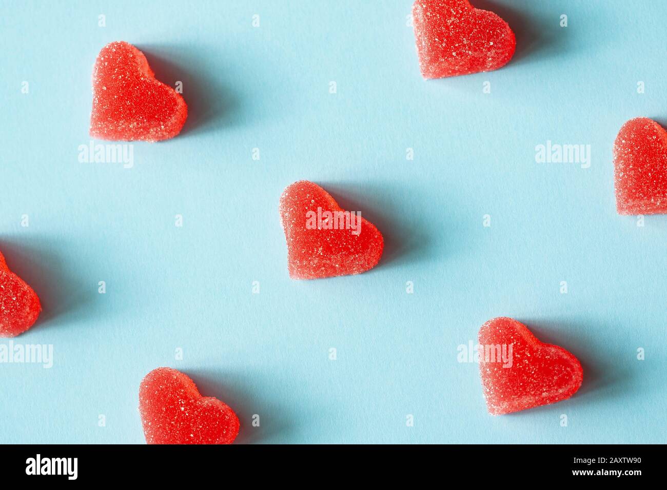 Motif de coeurs de marmelade rouge sur le fond bleu. Le concept de Saint Valentin, amour, bonbons Banque D'Images