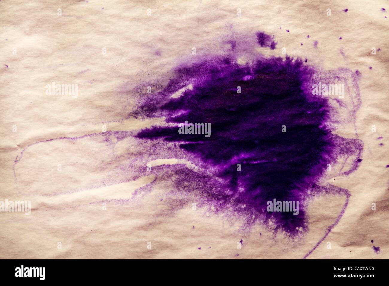 encre violette blotonnée isolée sur du papier froissé blanc Banque D'Images