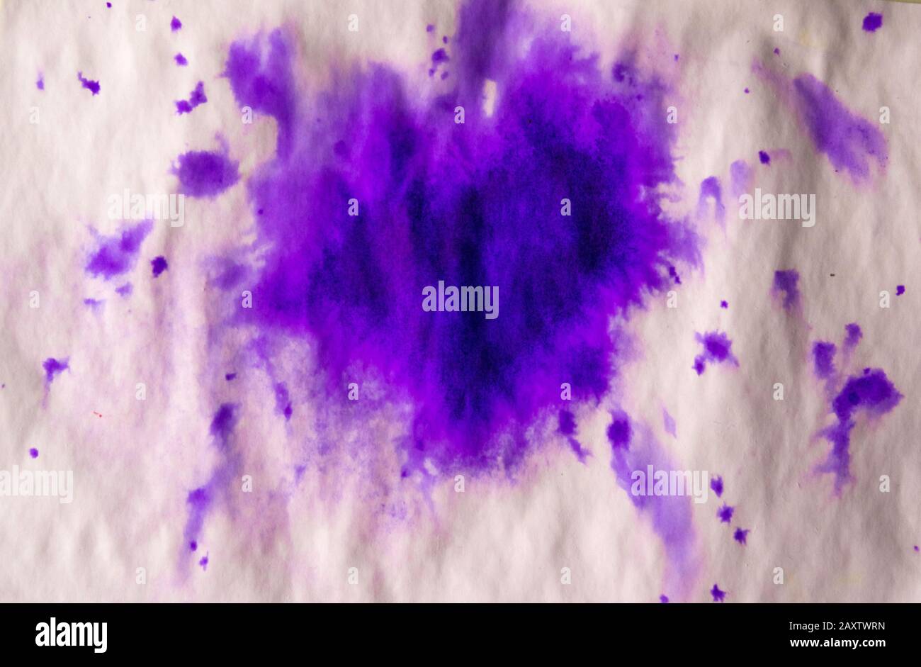 Encre violette blote isolée sur fond de fond blanc froissé de papier, base abstraite Banque D'Images