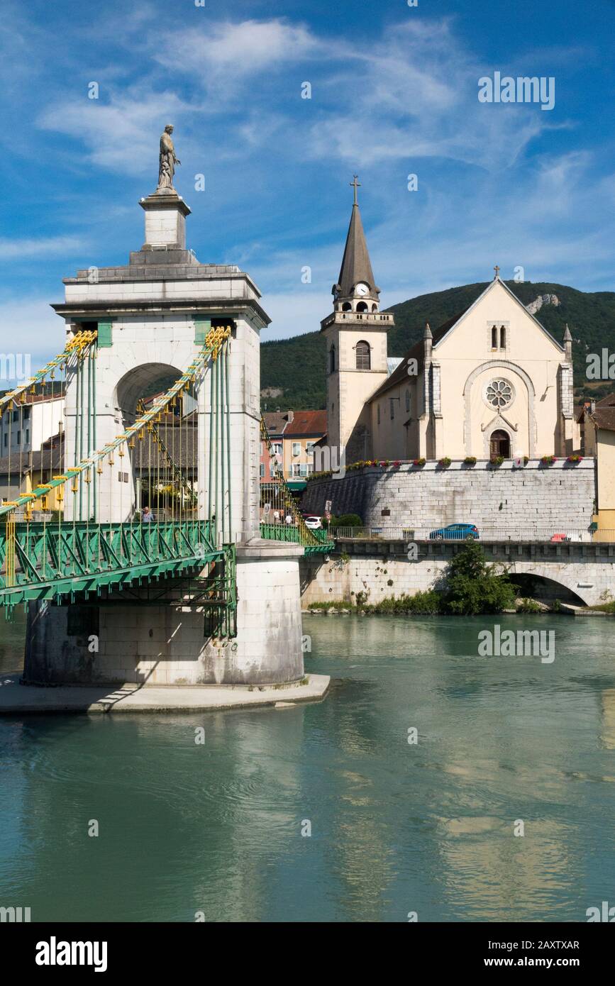 Ancien pont suspendu sur le Rhône, à Seyssel, France. La route qui traverse le pont est la D991 qui traverse le centre-ville. (112) Banque D'Images