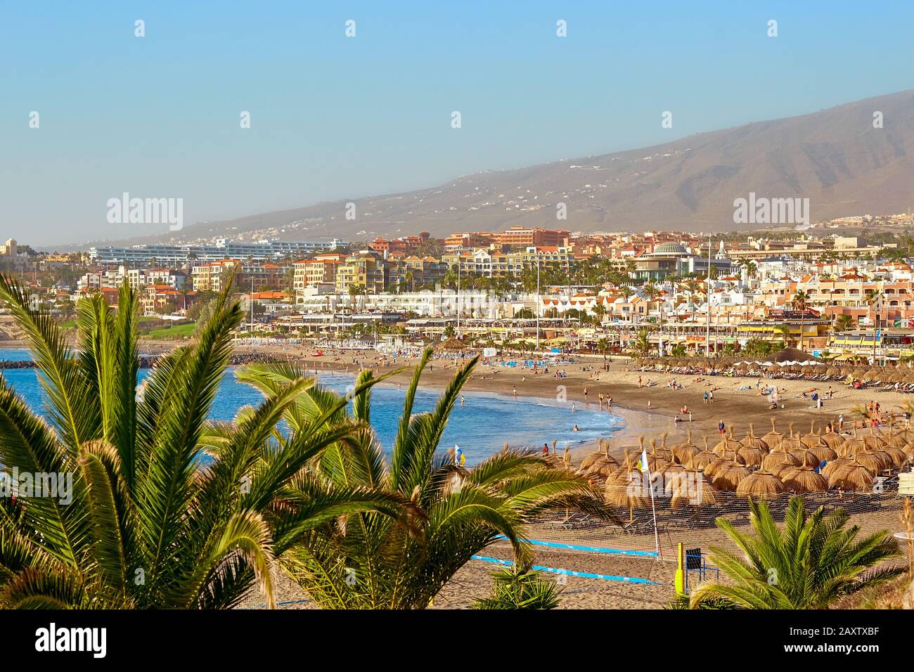 Espagne, Tenerife, Adeje - 17 décembre 2018 : paysage de l'île de Tenerife au coucher du soleil d'été. Station balnéaire. Tourisme et voyage, vacances. Banque D'Images