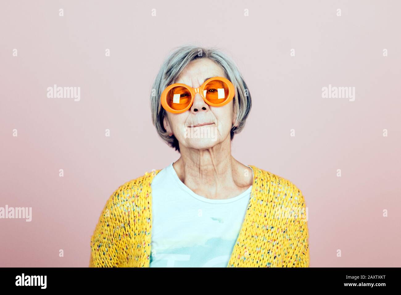 joyeux portrait grand-mère avec lunettes de soleil orange - des modes de vie toujours jeunes Banque D'Images