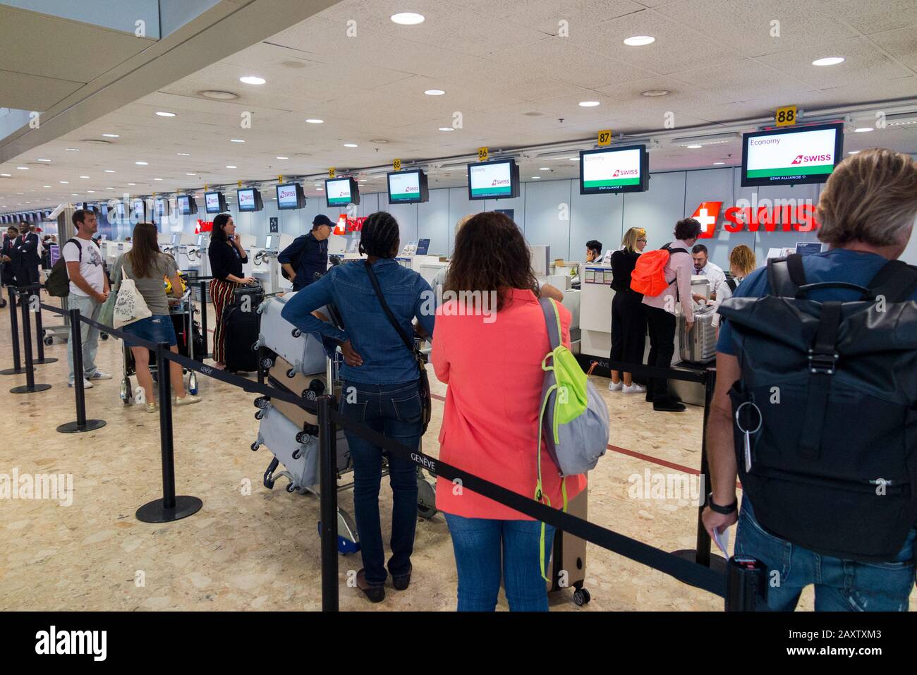Passagers suisses en file d'attente / file d'attente / file d'attente / espace d'attente pour enregistrer leur cas, bagages, valises / valise de costume et bagages à main. Aéroport, Suisse. (112) Banque D'Images