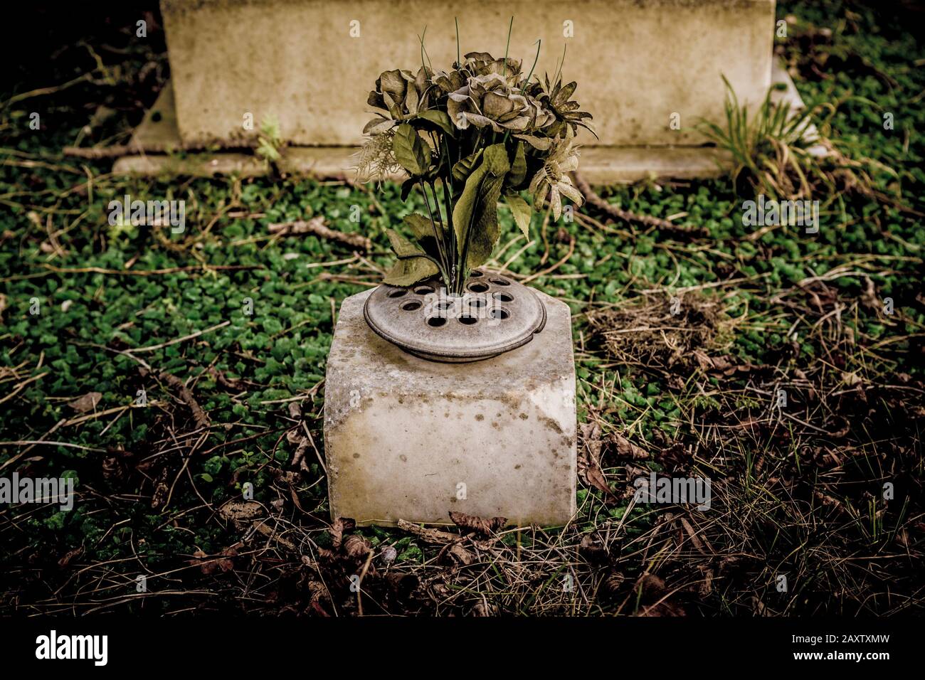 Porte-fleurs au cimetière York, Royaume-Uni. Banque D'Images