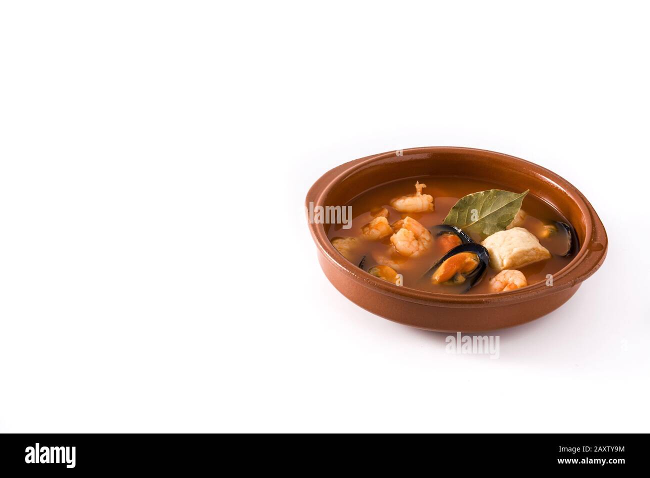 Soupe française à la bouillabaisse dans un bol isolé sur fond blanc Banque D'Images