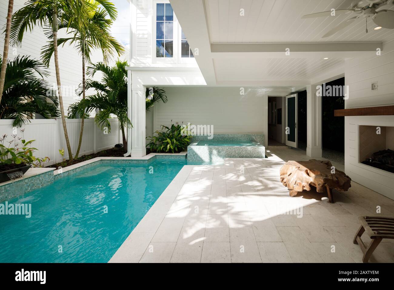 Luxueuse villa en bord de mer à Naples, en Floride. Patio de luxe avec palmiers et piscine Banque D'Images