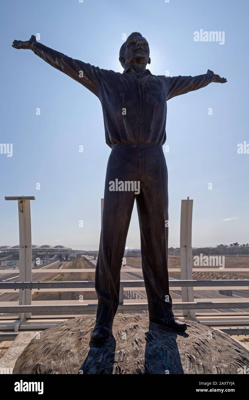 Statue en hommage à Youri Gagarin sur le pont portant son nom dans le nouveau quartier de Cambaceres. Sculpteur A. D. Leonov. Montpellier France Banque D'Images