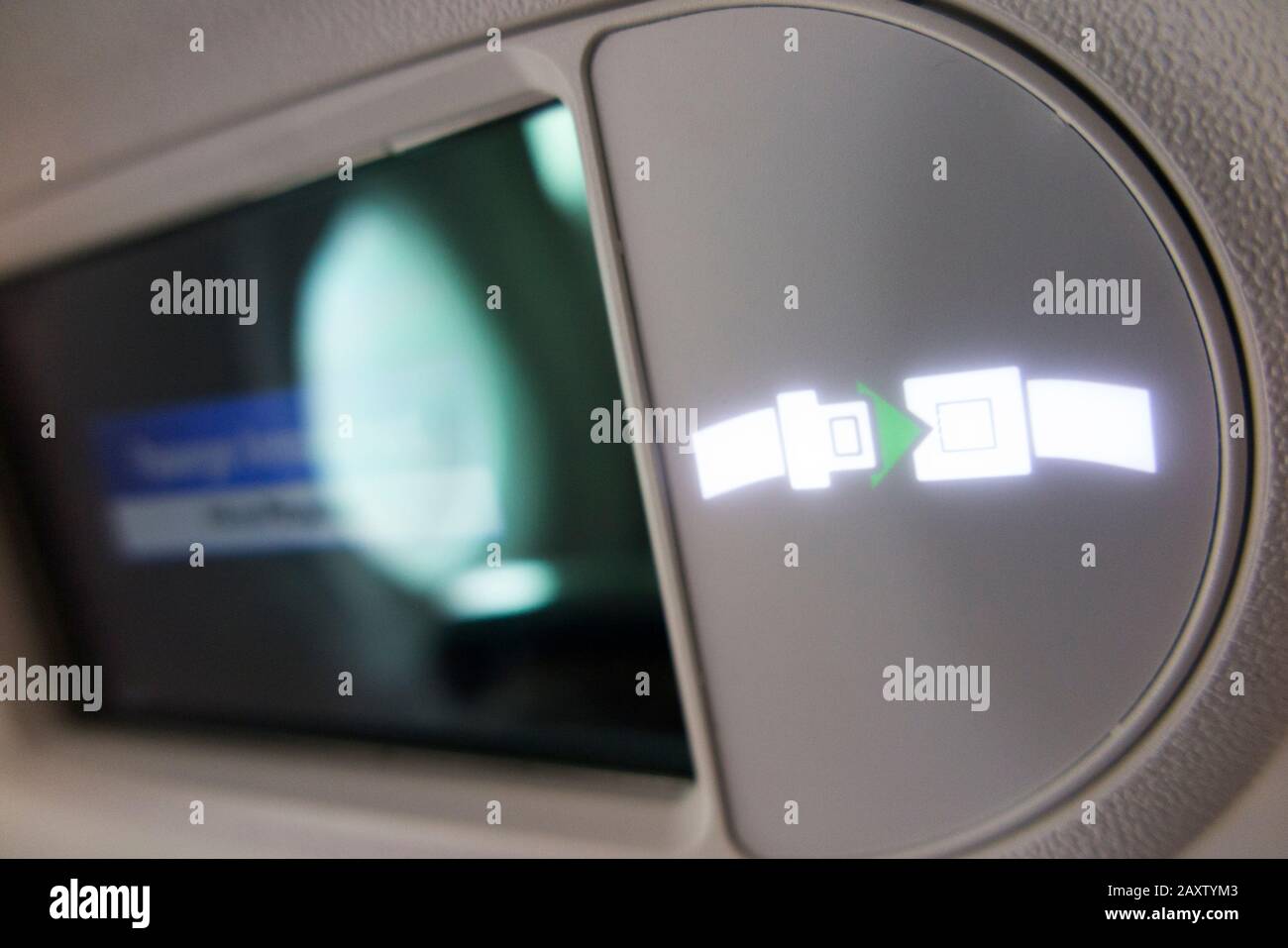 Le plafonnier « ceinture de sécurité / ceinture de sécurité » de l'avion s'allume et s'allume pendant le vol dans un avion Bombardier / avion d'avion. (112) Banque D'Images