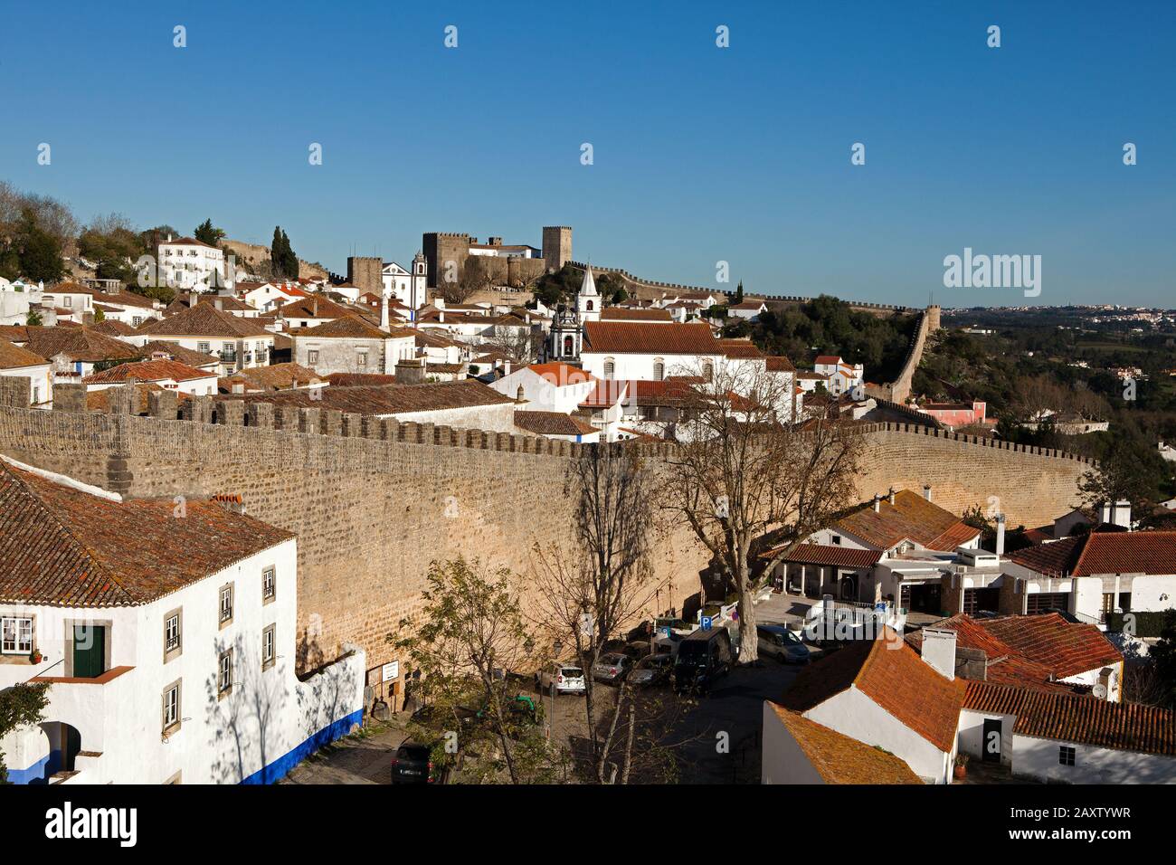 Construit au XIIIe siècle, le château et les hauts murs entourant Obidos, cité créative de la littérature par l'UNESCO, ont protégé la ville depuis des siècles. Banque D'Images
