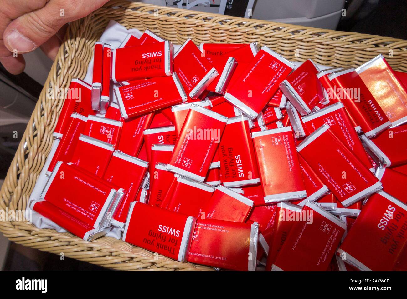Un panier de cadeau gratuit de chocolat au lait suisse présenté / distribué  / donné gratuitement aux passagers à bord d'un avion. (112 Photo Stock -  Alamy