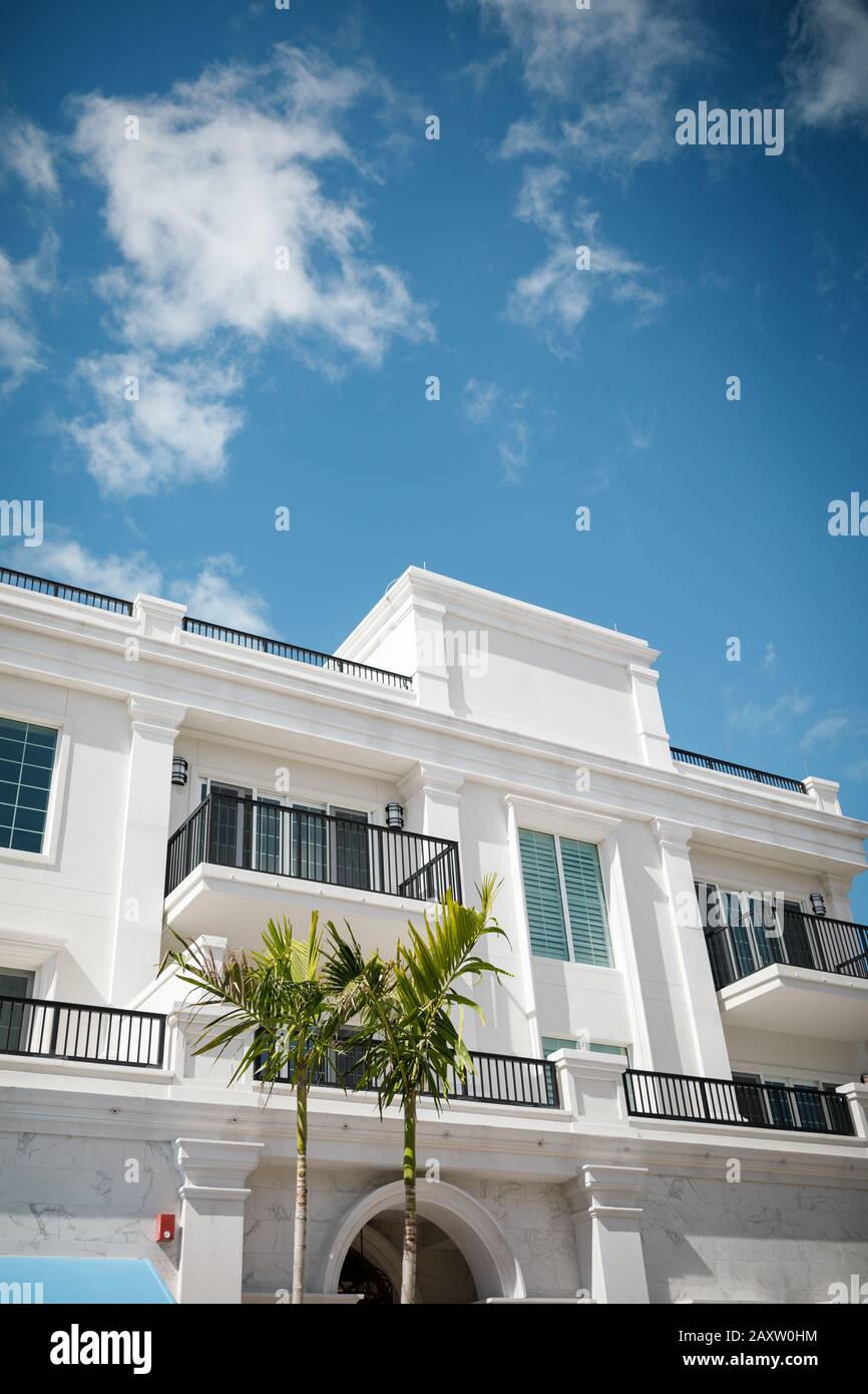 Résidence de luxe en Floride avec palmiers sous le ciel bleu, Naples, Floride Banque D'Images