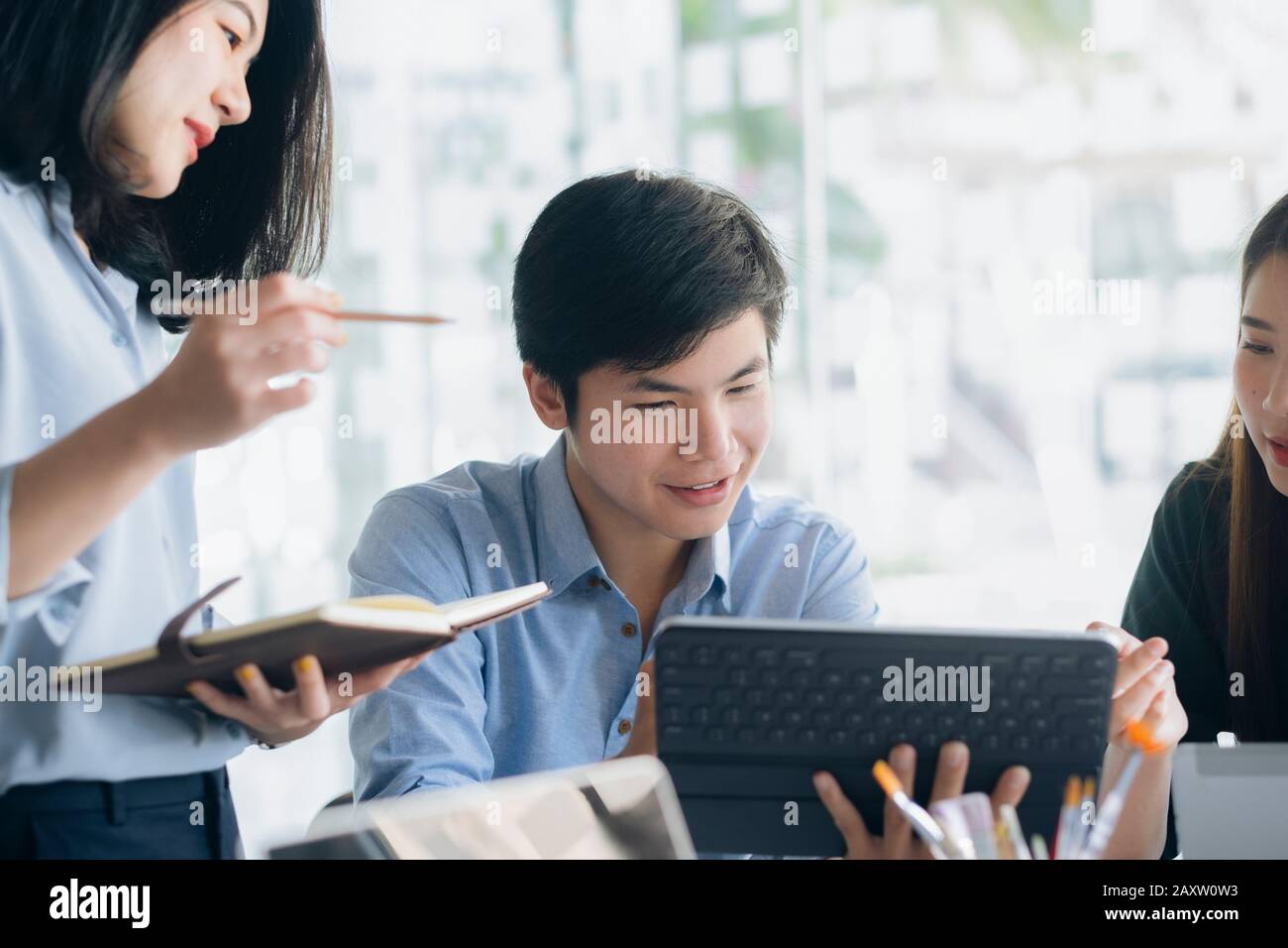 Les jeunes hommes d'affaires de démarrage d'équipe réunion de réflexion pour discuter du nouveau projet d'investissement. Banque D'Images
