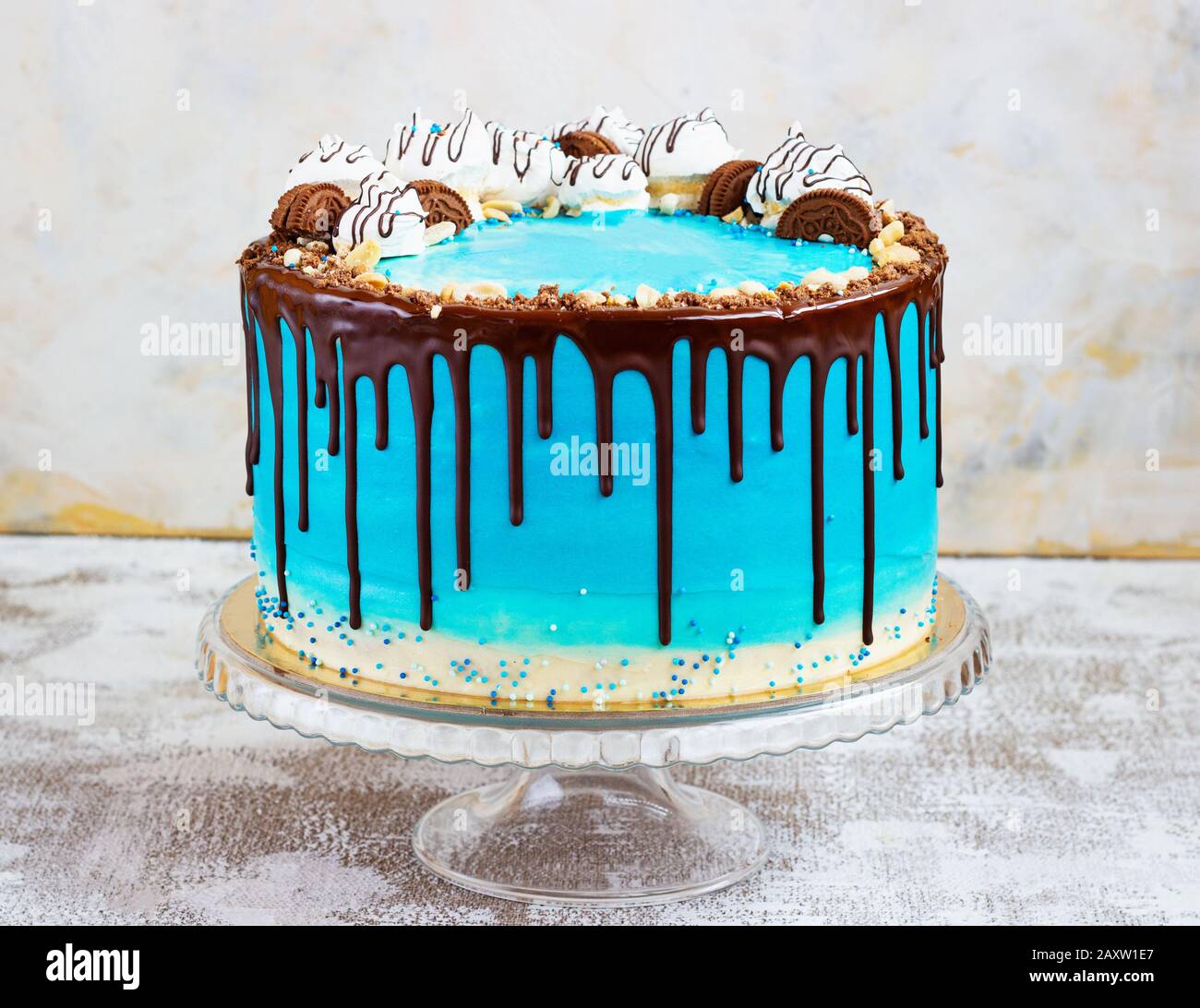 Gateau Bleu Creme Dans Un Style Marin Sur Un Fond Clair Avec Du Chocolat Photo Stock Alamy