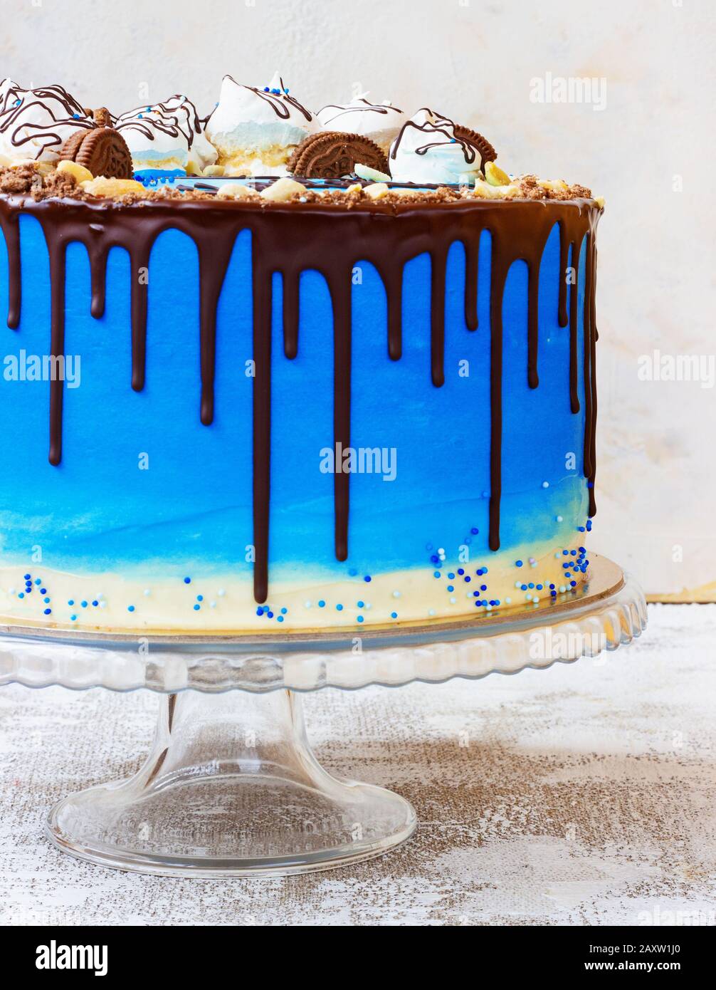 Gâteau bleu crème dans un style marin sur un fond clair avec du chocolat Banque D'Images